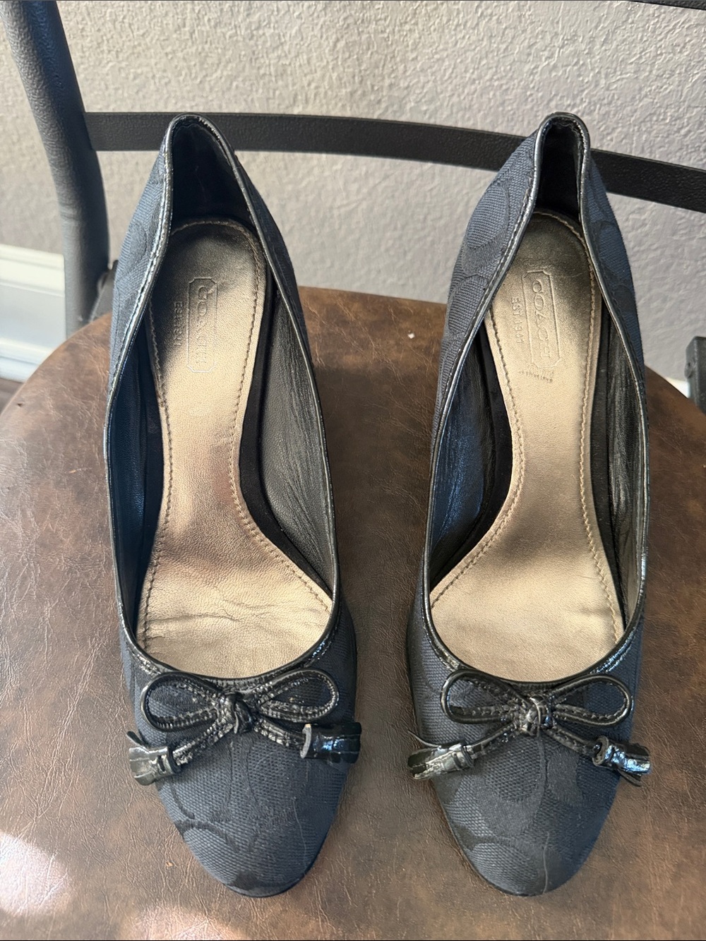 Coach Black Signature wedge herlt with Bow Detail